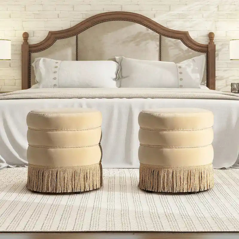 Repose-pieds rond et rembourré, orné de pompons en fil d'or