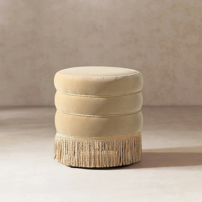 Repose-pieds rond et rembourré, orné de pompons en fil d'or