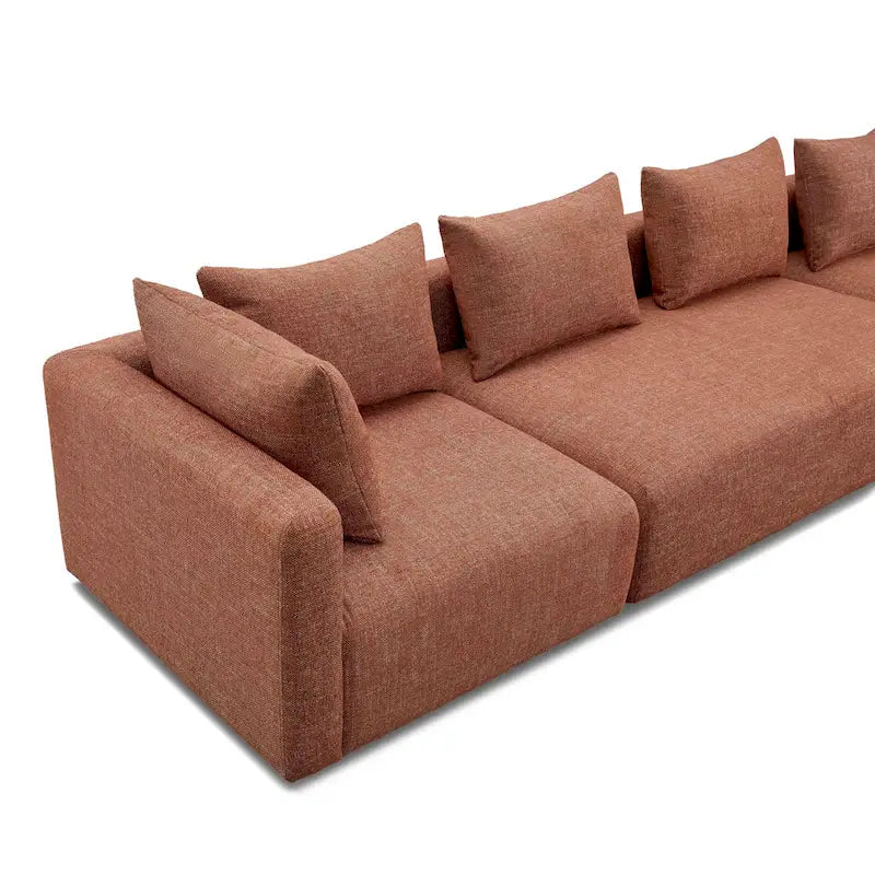 Très long canapé capitonné couleur crème (368 cm)