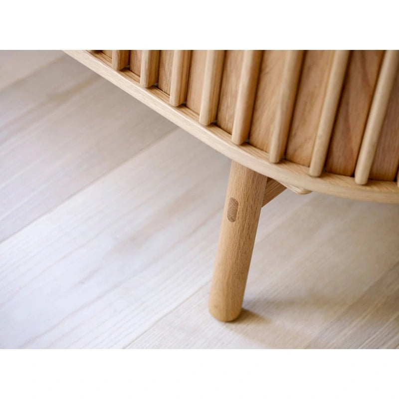 Meuble TV bas de style moderne avec coins arrondis et portes coulissantes